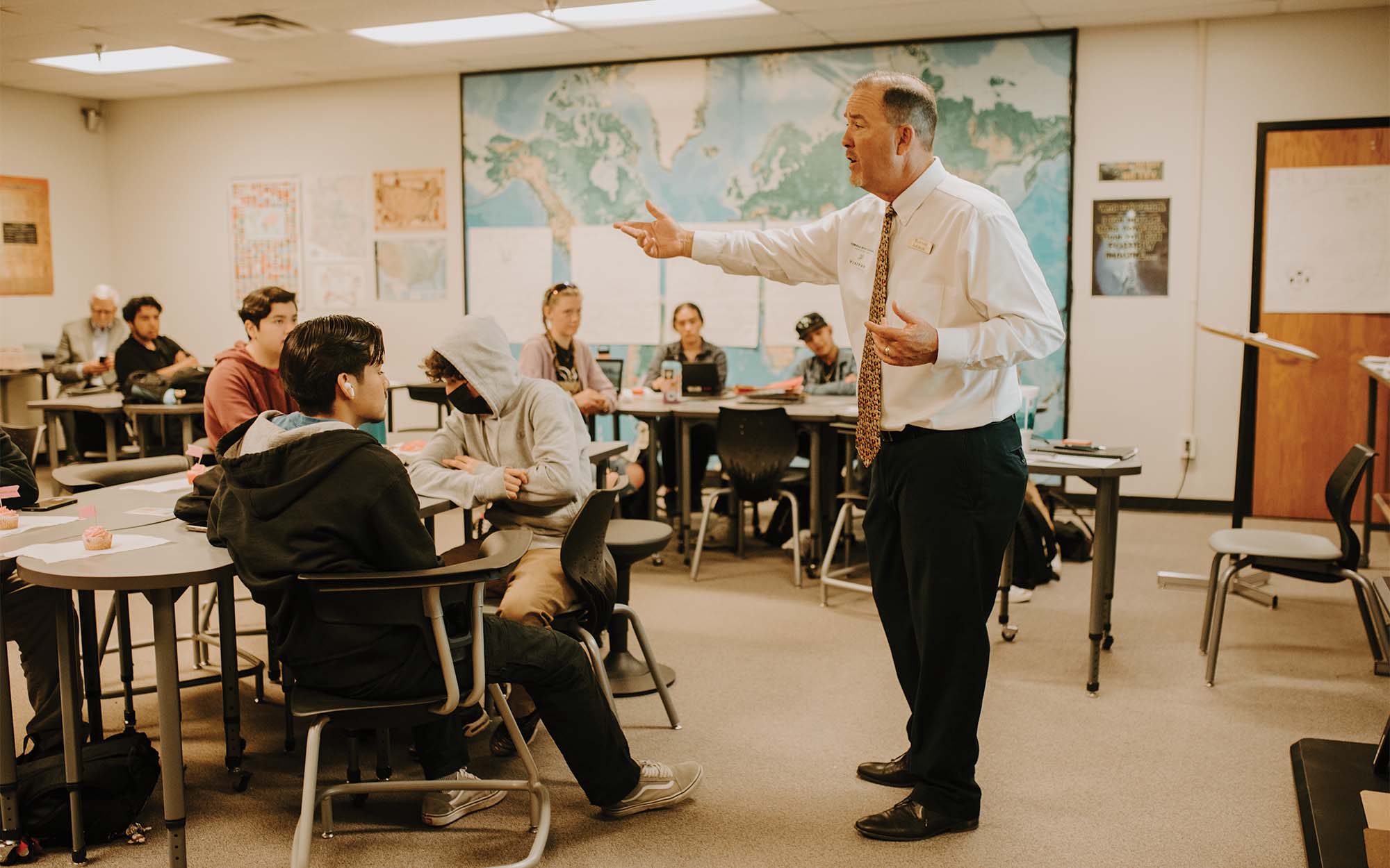 1st Bank of Yuma Jeff Byrd in classroom